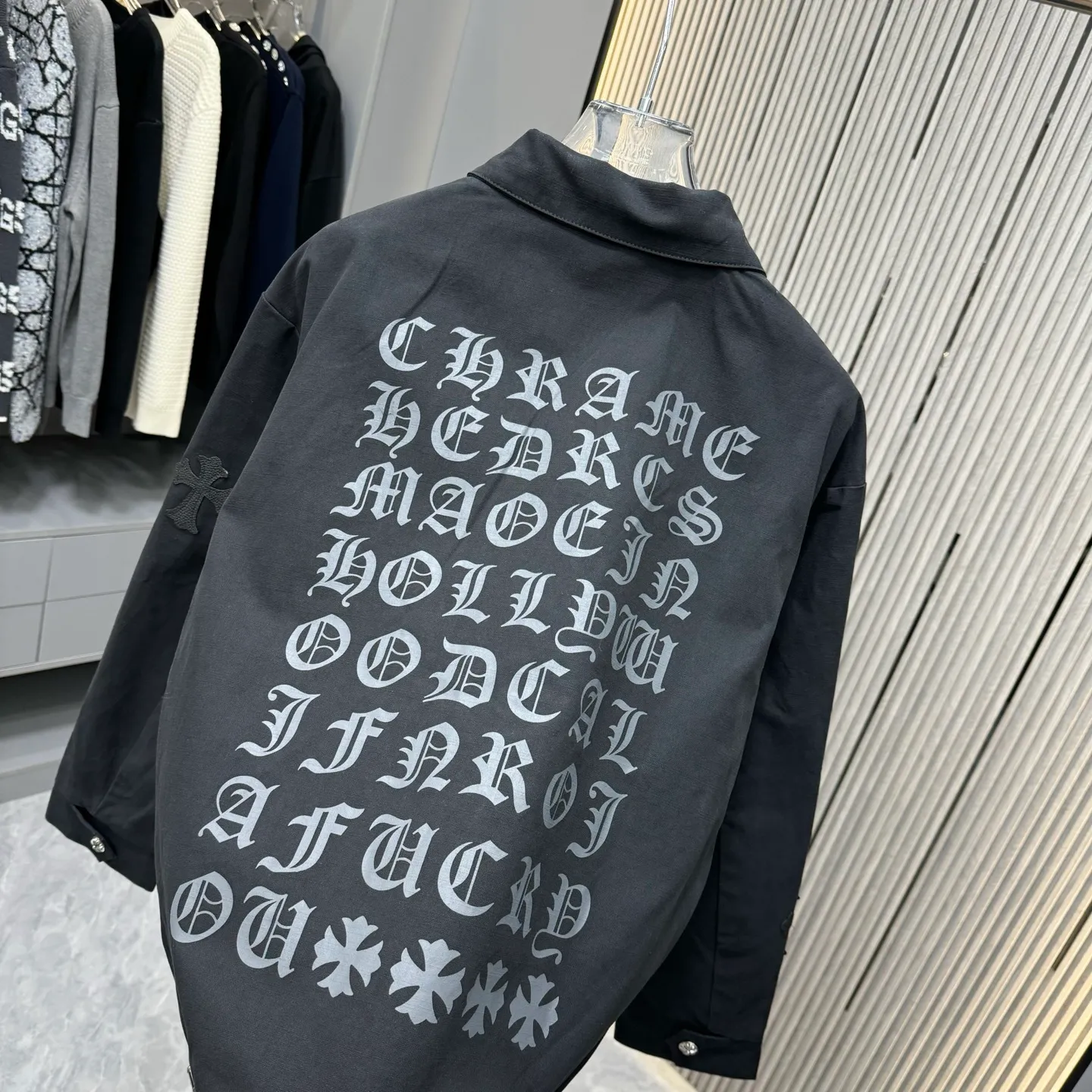 🅿️410 CH Croxin is first launched on the official website. It is rarely available through trade channels and overseas high-quality products are sold in limited quantities. An example of a classic jacket product, the trademark with dark patterns all over the body highlights the brand recognition. This jacket is both warm and lightweight. The latest model is launched in the same style at the counter. The ultra-authentic upper body instantly transforms into an oppa. The simple and fashionable three-dimensional tailoring has unique craftsmanship. The upper body effect is excellent and shows a confident temperament. In addition to daily leisure, it can also be worn for outdoor sports. It is also a good choice for travel. It is relaxed and casual and shows a masculine temperament. Color: Black Size: S/M/L/Xl/XXl